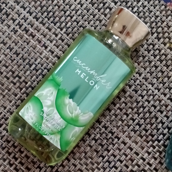 Bath & Body shower gel ( 1 bottle 10 fl.oz) - Picture 2 of 3